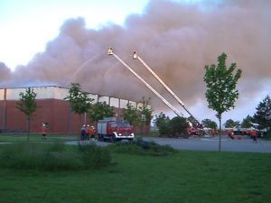 Grundschule Suederneuland Sporthalle Brand 2000 02.jpg