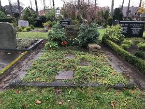 Neuer Friedhof Parkfriedhof Grab Dr. Johannes Amt 20 11 2021 01.jpg