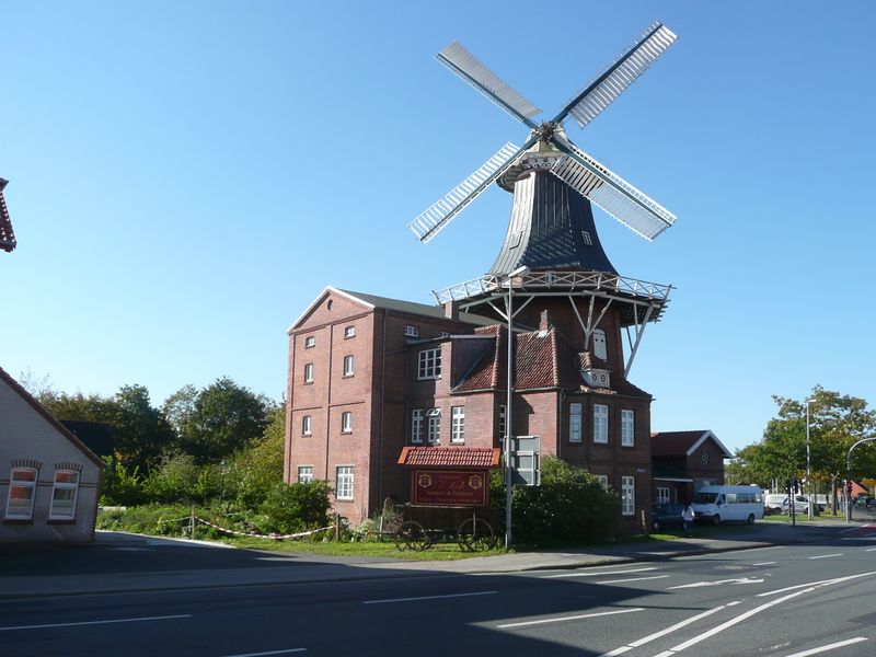 Datei:Bahnhofstrasse 1 Deichmuehle 11102015.jpg