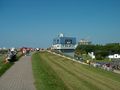 Der Lintelermarscher Seedeich mit Blick zur Hafenstraße, rechts das Utkiek, dahinter das Fährhaus. Aufnahme vom 29. Mai 2003.