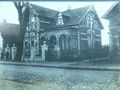 Die Abbildung zeigt das Haus Norddeicher Straße 141 mit einem Teil der Familie Wilhelm Johann Gerhard Bruns vor dem Haus bzw. auf der Veranda um 1908.