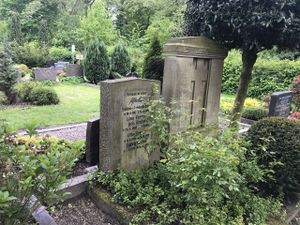 Neuer Friedhof Ufke Cremer Grab 15052021 08.jpg