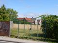 Links, halb im Bild, der alte Bunker. Die Häuser hinten gehören zum Gartenfeld. Aufnahme vom 20. Oktober 2013.