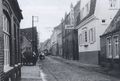 Etwa mittig ist das alte Schulgebäude zu sehen (um 1950).