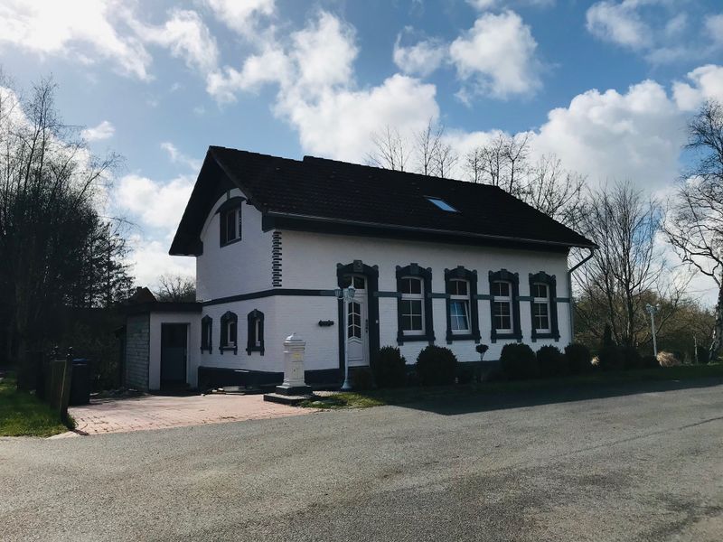 Datei:Altenbuergerlande Strasse Schrankenwaerterhaus 13042021 01.jpg