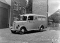 Ein Krankenwagen des DRK Norden vor dem Feuerwehrhaus (um 1940).