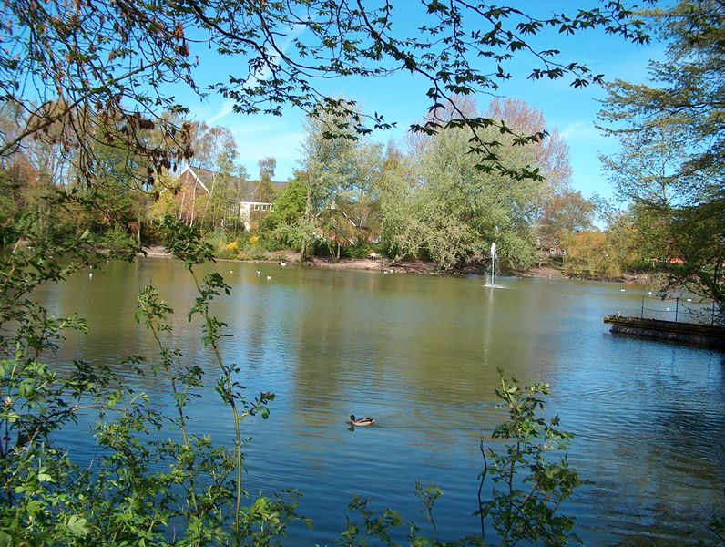 Datei:Schwanenteich - 23 04 2004.jpg