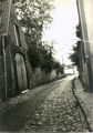 Einfahrt der Kirchstraße vom Marktplatz um 1950. Die weiße Mauer rechts gehört zum Standesamtsgebäude.