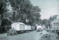 Schausteller fahren auf der Bahnhofstraße stadtauswärts (1950).