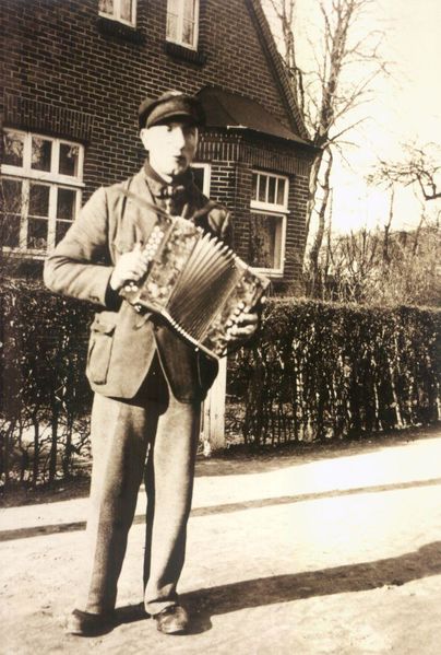 Datei:Straßenmusikant Musikant um 1950 01.jpg