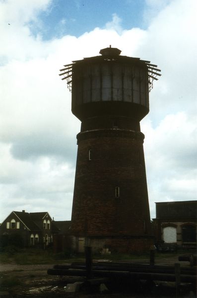 Datei:Wasserturm auf dem Bahnhofsgelände.jpg