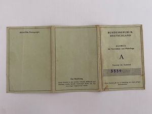Ausweis für Vertriebene 1956 00.jpg