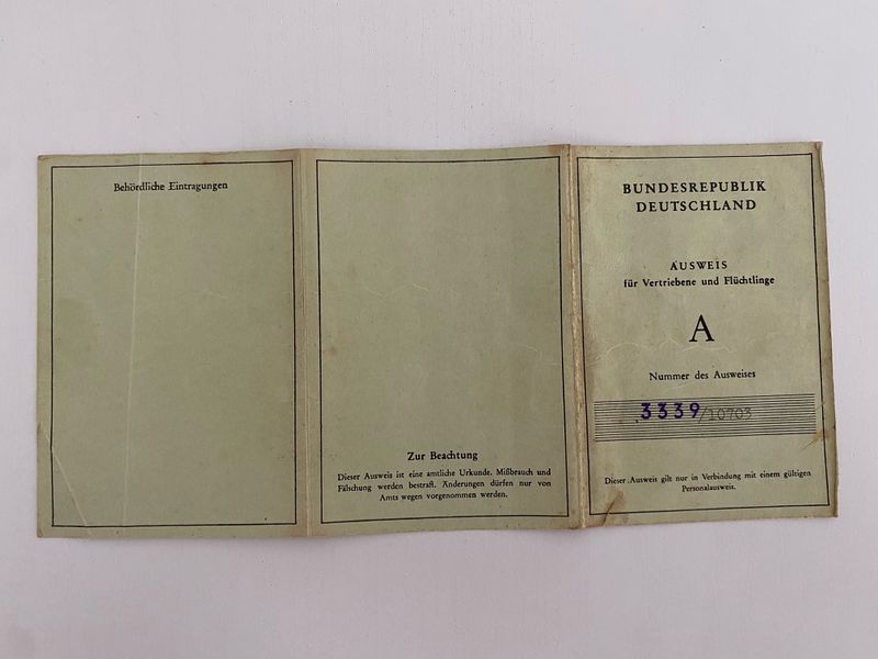 Datei:Ausweis für Vertriebene 1956 00.jpg